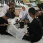 Murid SLB Mekar Sari 1 Cibinong saat mengikuti pelatihan membatik, Cibinong, Bogor, Jawa Barat, Rabu (18/9/2019). Ekstrakurikuler yang rutin dilaksanakan seminggu sekali ini untuk membekali para siswa keterampilan membatik. (merdeka.com/Arie Basuki)