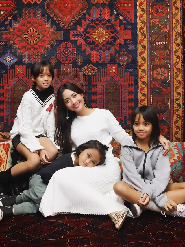 [Fimela] Ririn Dwi Ariyanti bersama anak-anak