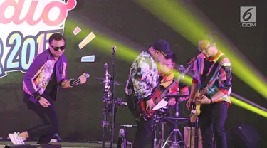 Grup band Nidji menjadi penampil terakhir di panggung BRIZZI Vidio Fair 2017 di The Space Senayan City, Jakarta Pusat, Sabtu (9/12) malam. Menyanyikan sekitar delapan lagu, Nidji membawakan hampir seluruh lagu hits mereka. (Liputan6.com/Herman Zakharia)