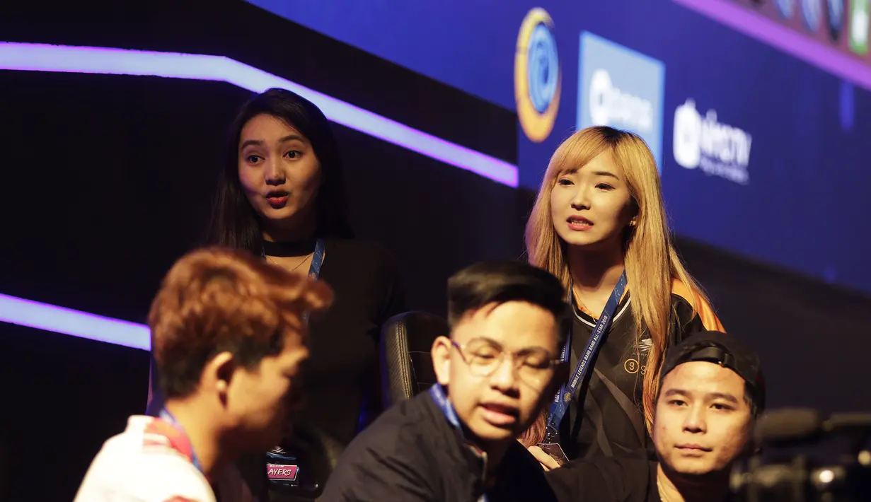 Tim All Star Moniya mengatur strategi saat akan menghadapi tim All Star Magic Academy pada Mobile Legends Bang Bang: All Star 2019 di Tenis Indoor Senayan, Jakarta, Sabtu (20/7). MLBB All Star Team dibagi menjadi 4 tim yang dipimpin pemain Onic eSports. (Bola.com/Yoppy Renato)