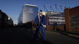  Sinterklas biru dari Fan Everton saat mendukung timnya berlaga di Stadion Goodison Park, (4/12/2016).  (Action Images via Reuters/Carl Recine )