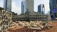 nstalasi batu Gabion di Bundaran HI Jakarta dibongkar pada Senin malam 23 Desember 2019. (Liputan6.com/ Delvira Chaerani Hutabarat)