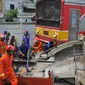 Tabrakan terjadi antara Metromini trayek Kota menuju Kalideres dengan kereta Commuter Line rute di perlintasan Angke, Tambora, Jakarta, Minggu (6/12/2015).13 orang penumpang bus dilaporkan tewas dan 7 orang selamat.(Liputan6.com/Gempur M Surya) 