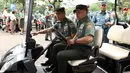 Panglima TNI, Jenderal Gatot Nurmantyo bersama KSAD, Jenderal Mulyono usai menghadiri perayaan Natal Bersama TNI di GOR Ahmad Yani, Mabes TNI, Jakarta, Rabu (11/1). 3.000 prajurit dan PNS hadir dalam perayaan tersebut. (Liputan6.com/Helmi Fithriansyah)