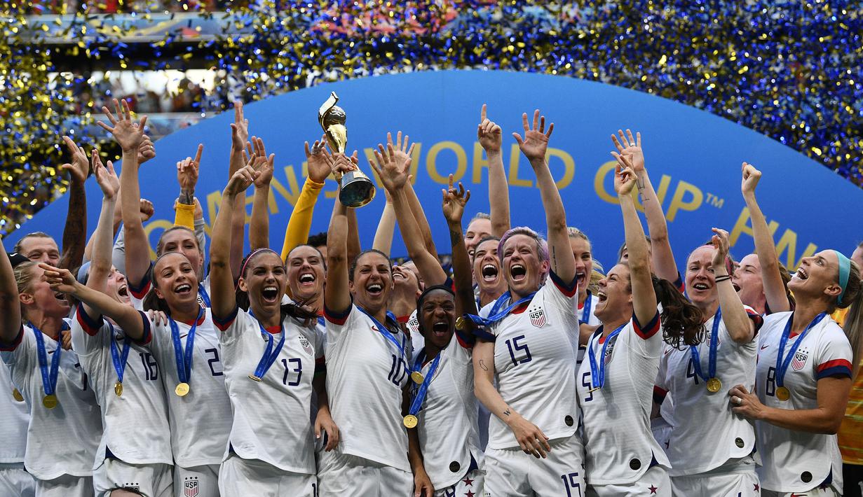 Tim sepak bola Wanita Amerika Serikat adalah tim paling sukses dalam sepak bola wanita internasional. Mereka adalah tim pertama dan satu-satunya dalam sejarah yang memenangkan empat gelar Piala Dunia Wanita, yaitu tahun 1991,1999, 2015, dan 2019. (AFP/Franck Fife)