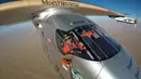 Pilot pesawat Bertrand Piccard berselfie saat perjalanan udara menggunakan pesawat tenaga surya Solar Impulse 2  di Semenanjung Arab, 25 Juli 2016. Ia dan rekannya melakukan perjalanan sekitar 40.000 km dan hampir 500 jam waktu terbang. (Reuters)