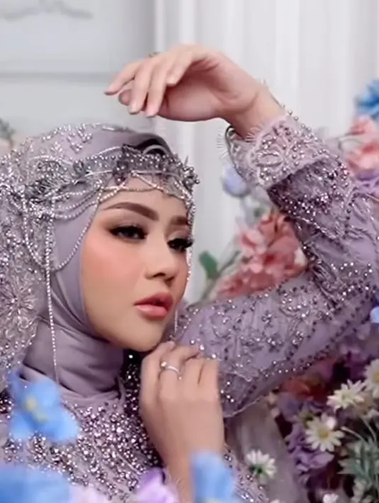 Meski bukan kali pertama melakukan pemotretan saat sudah resmi berhijab, Jenita Janet tetap tampil cantik. Hal ini berkat mahkota indah yang bertahta di kepala Jenita Janet. Hal itu membuatnya tetap tampil cantik dan menawan. (Liputan6.com/IG/@jenitajanet).