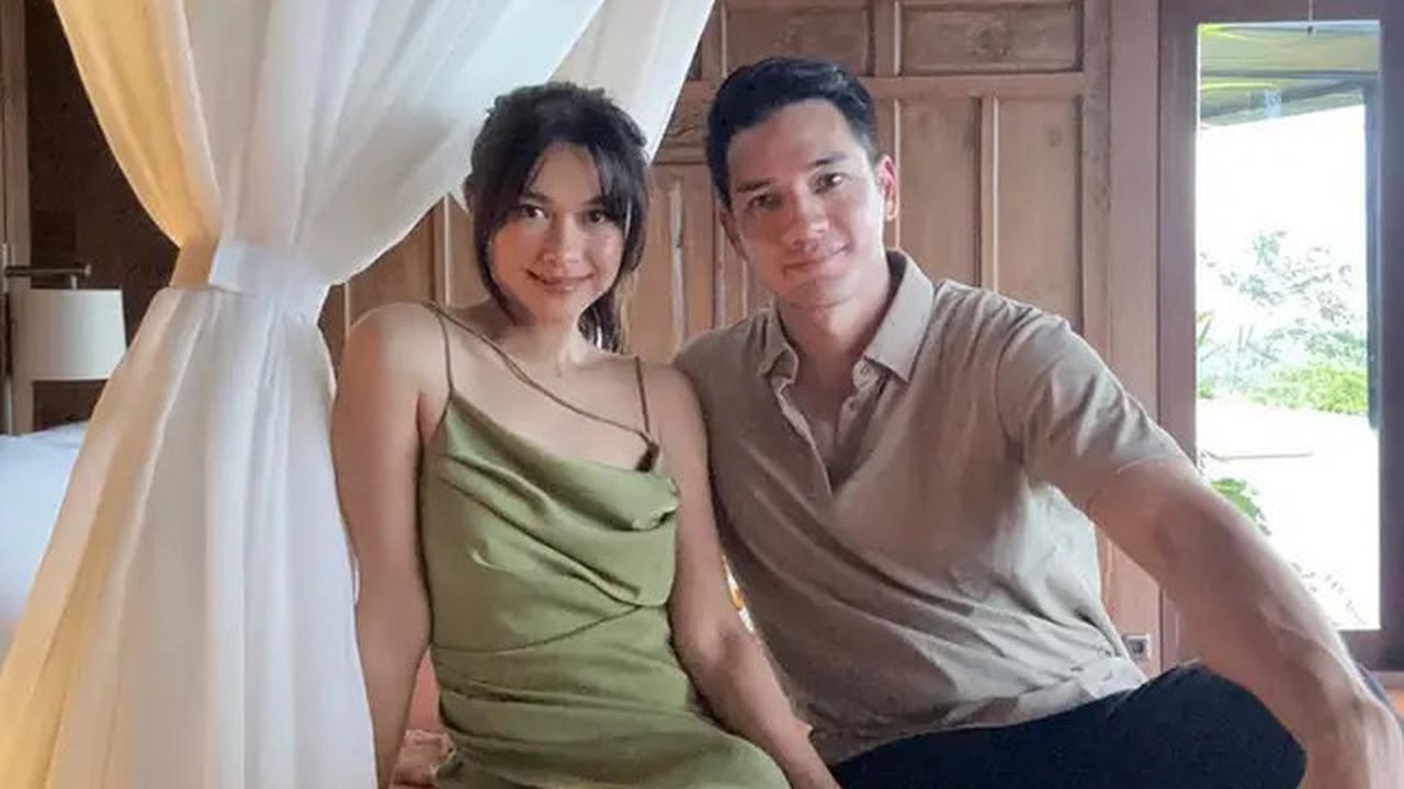 Nana Mirdad dan Andrew White dikenal sebagai pasangan yang selalu kompak dan harmonis dalam gaya busana mereka.