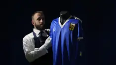  Jersey Argentina yang dikenakan Diego Maradona dalam pertandingan perempat final Piala Dunia Meksiko 1986 antara Argentina dan Inggris, dipajang untuk difoto di rumah lelang Sotheby's, di London, Rabu (20/4/2022). Baju yang dijual secara online lelang  berlangsung dari 20 April hingga 4 Mei. (AP Photo/Matt Dunham)
