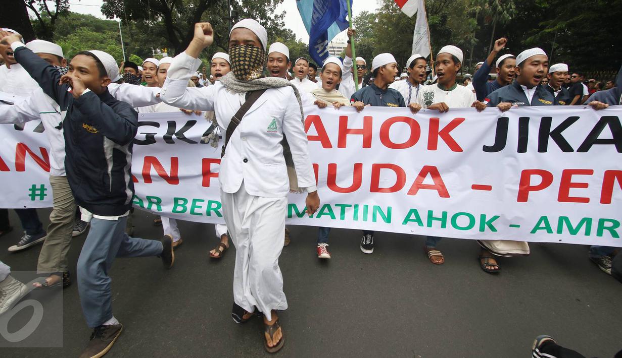 Massa dari ormas Islam mengusung spanduk dan berorasi menyampaikan kecaman terhadap Basuki Tjahaja Purnama terkait pernyataan Ahok yang dinilai menyinggung satu golongan masyarakat di Balai Kota Jakarta, Jumat (14/10). (Liputan6.com/Immanuel Antonius)