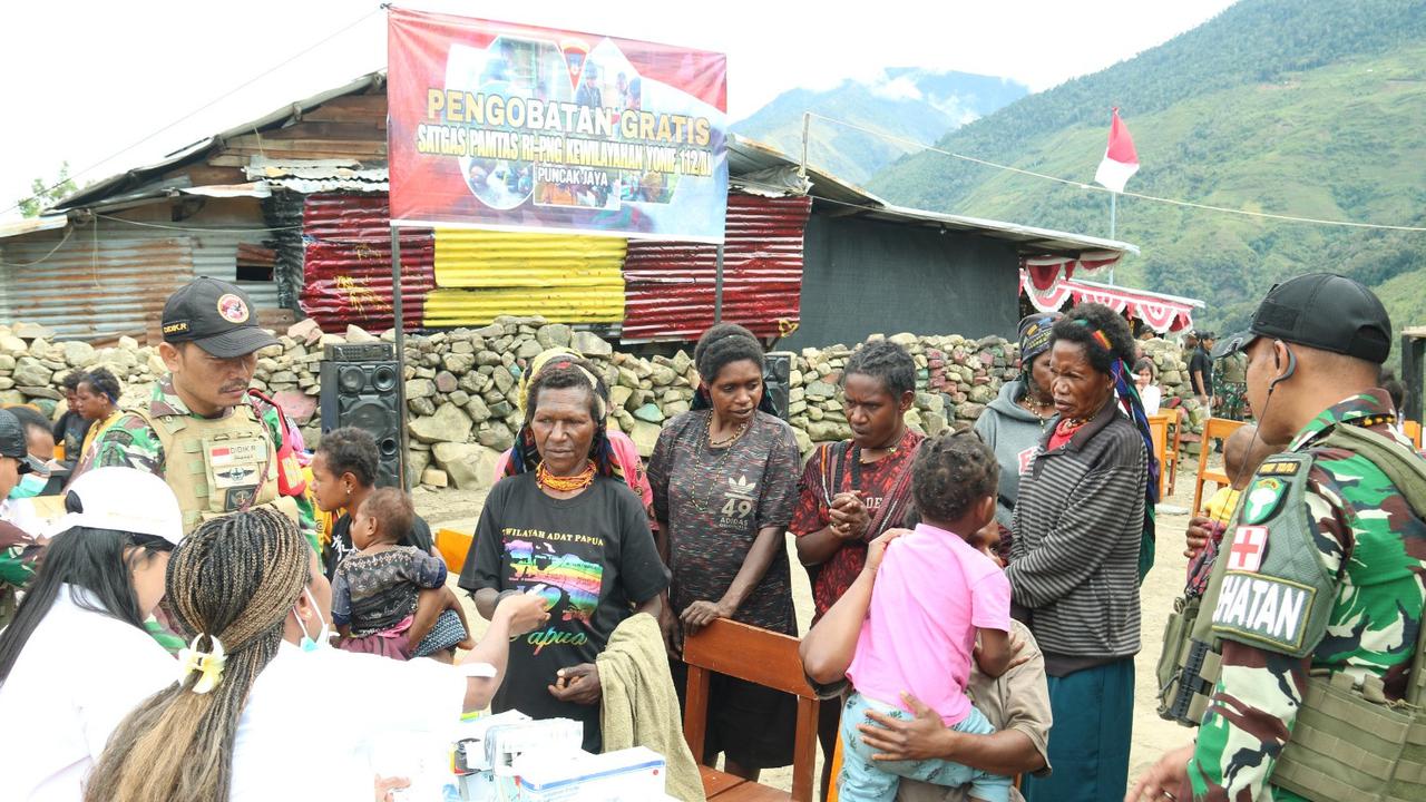 tni bagikan makanan bergizi di puncak jaya