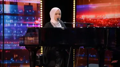 <p>Penyanyi asal Indonesia Putri Ariani tampil di acara America&rsquo;s Got Talent (AGT) 2023 dan mendapatkan golden buzzer dari Simon Cowell. (Foto: tangkapan layar/Youtube America&rsquo;s Got Talent)</p>