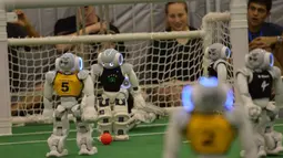 Sejumlah Robot melakukan pertandingan sepak bola di ajang RoboCup 2015 yang digelar di Hefei, provinsi Anhui, Cina (22/7/2015). Salah satu robot terlihat mencoba melewati robot lainnya saat bertanding. (AFP/Stringer)