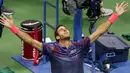 Petenis Argentina, Juan Martin del Potro berselebrasi setelah mengalahkan petenis Swiss, Roger Federer pada perempat final AS Terbuka 2017 di New York, Rabu (6/9). Del Potro secara mengejutkan mengalahkan Federer dalam empat set. (AP Photo/Kathy Willens)