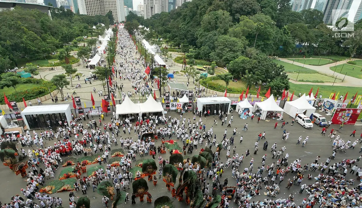 Ribuan pendukung memadati kampanye akbar capres dan cawapres Joko Widodo (Jokowi)-Ma'ruf Amin di kawasan Stadion Utama GBK, Senayan, Jakarta, Sabtu (13/15). Kampanye yang diisi dengan konser musik dari ratusan selebritas bertajuk Konser Putih Bersatu. (Liputan6.com/Herman Zakharia)