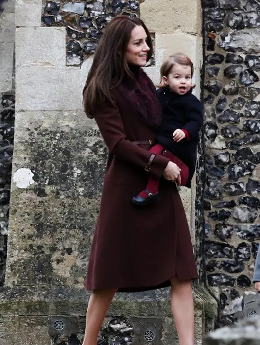 Kabarnya Charlotte dan George yang ikut bersama ayah dan ibunya, Pangeran William dan Kate Middleton, mendatangi Gereja di saat Natal tak henti-hentinya mengisap permen gula berbentuk tongkat Santa. (AFP/Bintang.com)