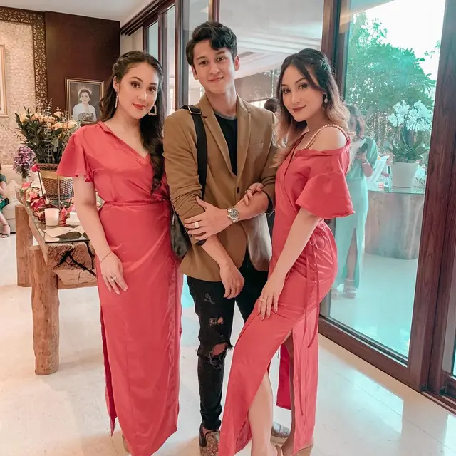 6 Potret Kompak Antonio Blanco Jr dan Kedua Kakak Perempuanya, Sibling Goals