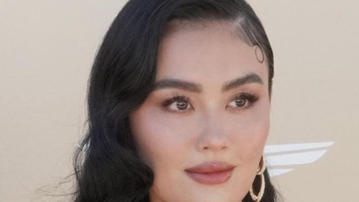 Pancarkan Aura Bintang, Agnez Mo Tampil Flawless dengan Old Hollywood Glam Look di Gold Gala