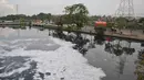 Air yang bercampur lumpur yang mengandung H2S mengalir dari sungai, Jakarta, Kamis (3/12/2015). Ikan-ikan tak mampu bernapas karena kandungan oksigennya sangat tipis. (Liputan6.com/Gempur M Surya)