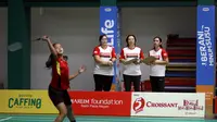 Tim Pencari Bakat Atlet Putri sedang memantau peserta Audisi Umum PB Djarum 2023 dari pinggir lapangan pada babak turnamen di GOR Djarum, Jati, Kudus, Jawa Tengah, Selasa (4/7/2023). Mereka adalah Nimas Rani Wijayanti (kiri), Ellen Angelina (tengah), Maria Elfira Christina (kanan). (foto: PB Djarum)