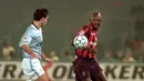 George Weah - Kecepatan dan ketajaman Weah menjadi kelebihan pemain yang memperkuat AC Milan pada tahun 1995-2000. Bersama AC Milan, Weah menyumbangkan dua gelar Scudetto. (AFP/ Gergard Julien)