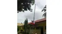 Tangkapan layar video saat sisw Madrasah memanjat tiang bendera demi upacara (Istimewa)