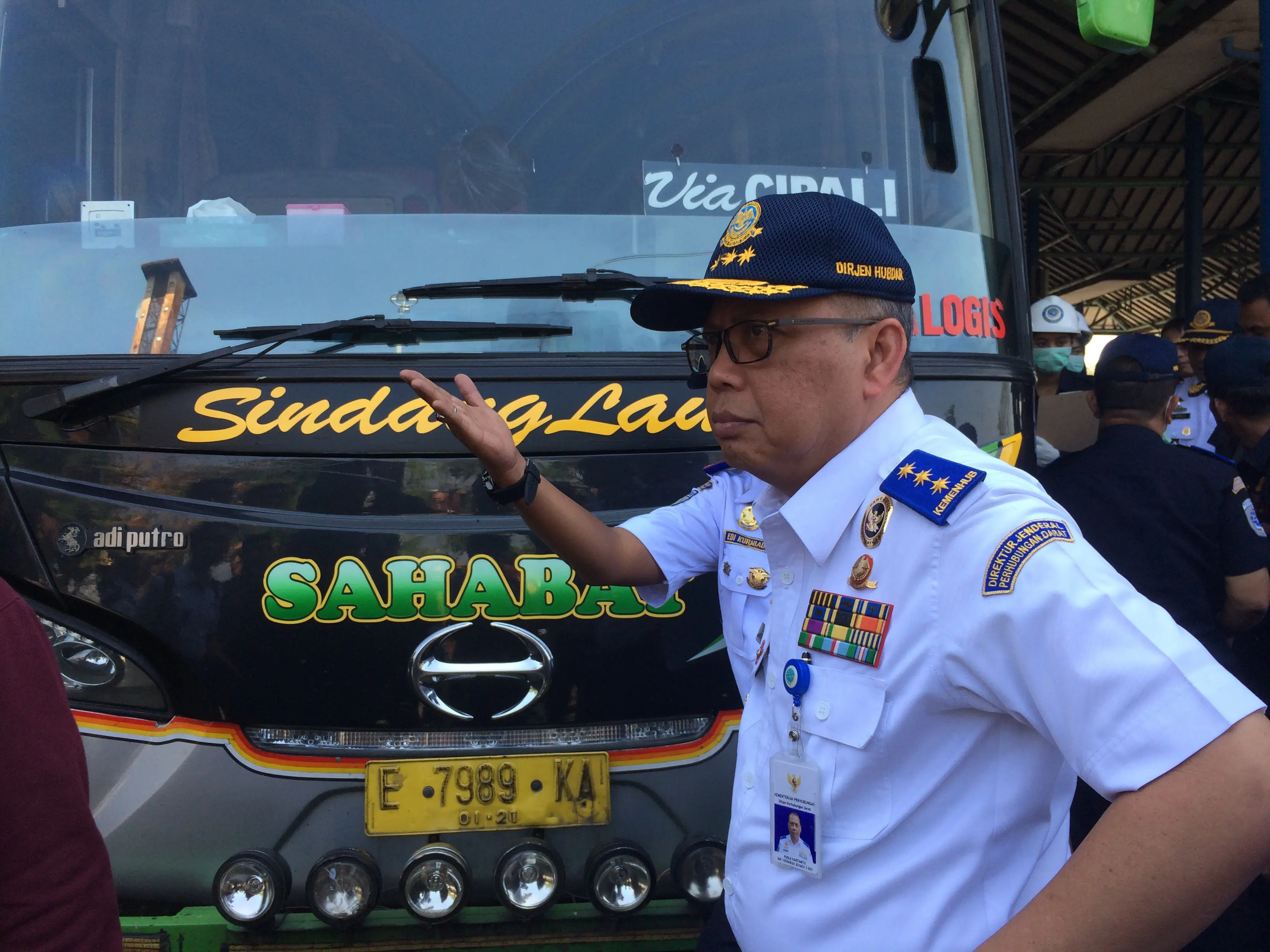 Dirjen Hubdar Kemenhub, Pudji Hartanto naik pitam saat cek kesiapan mudik di terminal Cirebon. (Liputan6.com/Panji Prayitno).