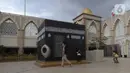 Pengunjung melintas di miniatur Kakbah di Masjid Nurul Iman, Blok M Square, Jakarta, Sabtu (2/4/2022). Miniatur Ka'bah itu sebagai fasilitas untuk calon jemaah dari agen perjalanan yang ingin melaksanakan latihan simulasi manasik haji dengan kapasitas 300 orang. (Liputan6.com/Herman Zakharia)