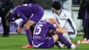 Peristiwa tersebut terjadi pada menit ke-15, di mana Bove tiba-tiba jatuh saat mencoba melepas sepatunya. Suasana stadion berubah mencekam ketika pemain berusia 22 tahun itu mendapat perawatan medis darurat di lapangan, sementara para pemain dan penonton menyaksikan dengan cemas. (AFP/Tiziani Fabi)