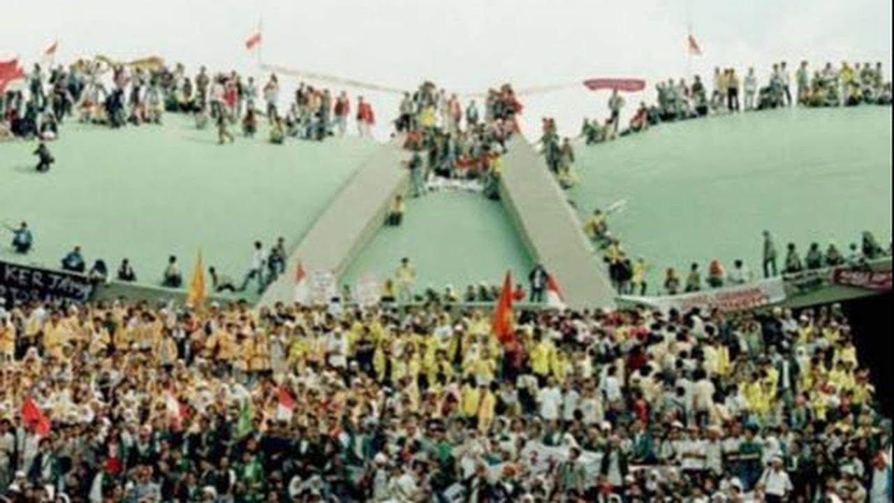 Potret mahasiswa dari seluruh Indonesia saat menduduki Gedung DPR/MPR RI. Presiden Soeharto yang berkuasa selama 32 tahun akhirnya mengumumkan mengundurkan diri dari jabatannya pada 21 Mei 1998.<br>