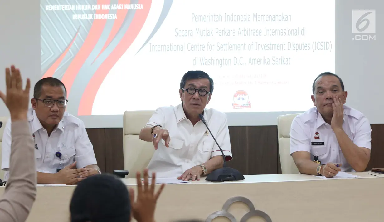 Menteri Hukum dan HAM, Yasonna H. Laoly (tengah) menyampaikan keterangan, Jakarta, Senin (25/3). Keterangan terkait kemenangan pemerintah Indonesia atas perusahaan pertambangan Churchill Mining Plc dan Planet Mining Pty Ltd di gugatan arbitrase International​ ICSID. (Liputan6.com/Helmi Fithriansyah)