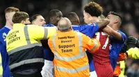 Sejumlah petugas dan pemain berusaha memisahkan perkelahian antara Pemain Liverpool, Curtis Jones dengan pemain Everton, Abdoulaye Doucoure setelah laga lanjutan Liga Inggris 2024/2025 di Goodison Park, Liverpool, Inggris, Rabu (13/02/2025) WIB. (AP Photo/PA/Nick Potts)