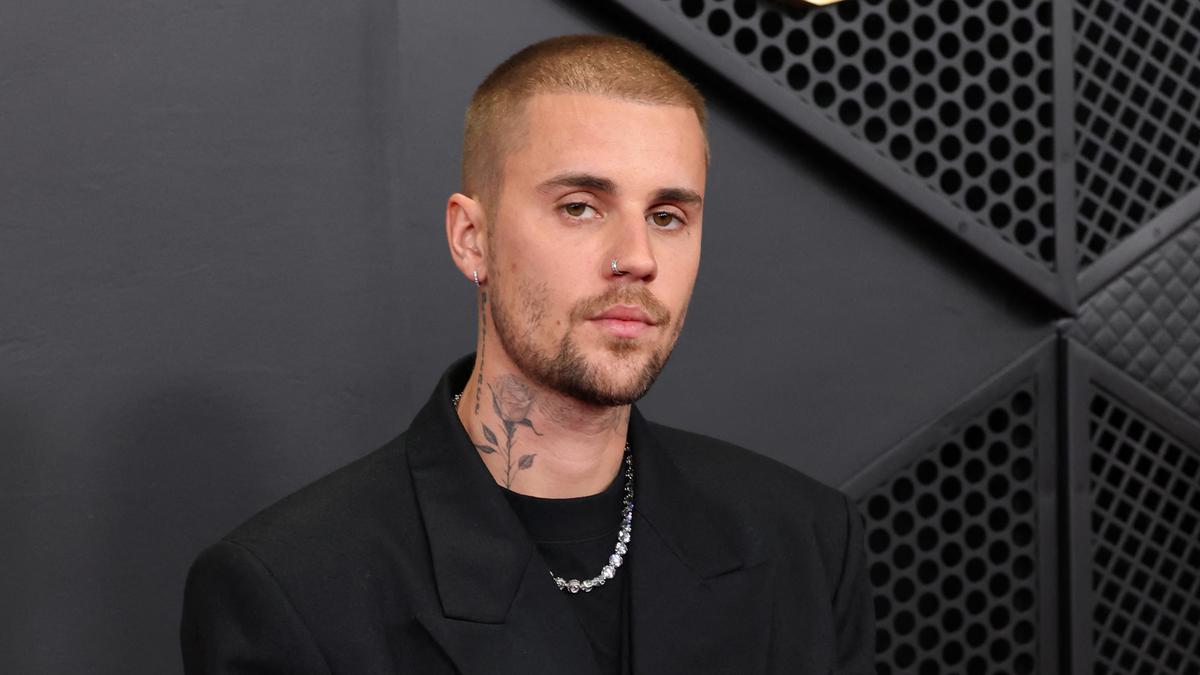 Justin Bieber Tampil dengan Panggung Minimalis di Coachella 2026, Bawa Laptop dan Buka YouTube