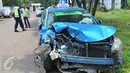 Kondisi sebuah taksi yang terlibat kecelakaan, di Pull WK Polres Soetta, Kota Tangerang, Kamis (10/3). Taksi itu hancur akibat ditabrak mobil yang dikemudikan anak Gubernur Banten Rano Karno, Rakha Widyarma, di Perimeter Utara (Liputan6.com/Faisal R Syam)