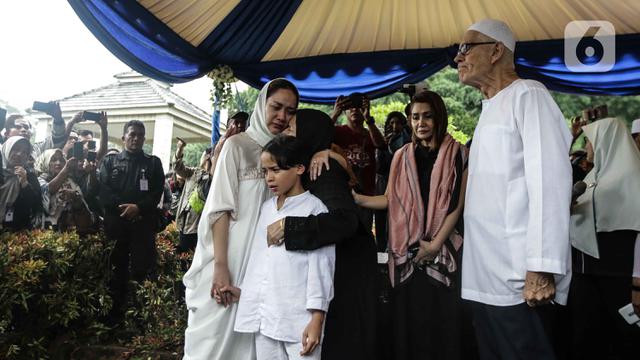 Suasana Haru Keluarga dan Kerabat di Pemakaman Ashraf Sinclair