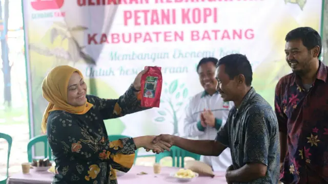 Ida Fauziah bertemu petani kopi di Kabupaten Batang (Tim Media Ida Fauziah)