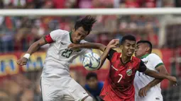 Kapten Timnas Indonesia, Hansamu Yama, duel udara dengan pemain Timor Leste pada laga SEA Games di Stadion MPS, Selangor, Minggu (20/8/2017). Indonesia menang 1-0 atas Timor Leste. (Bola.com/Vitalis Yogi Trisna)