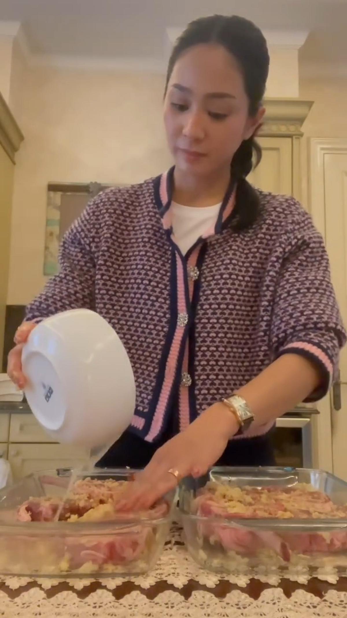 Bunga Zainal Bagikan Momen saat Masak Lamb Chop, Netizen Justru Salah Fokus dengan Cara Marinasinya
