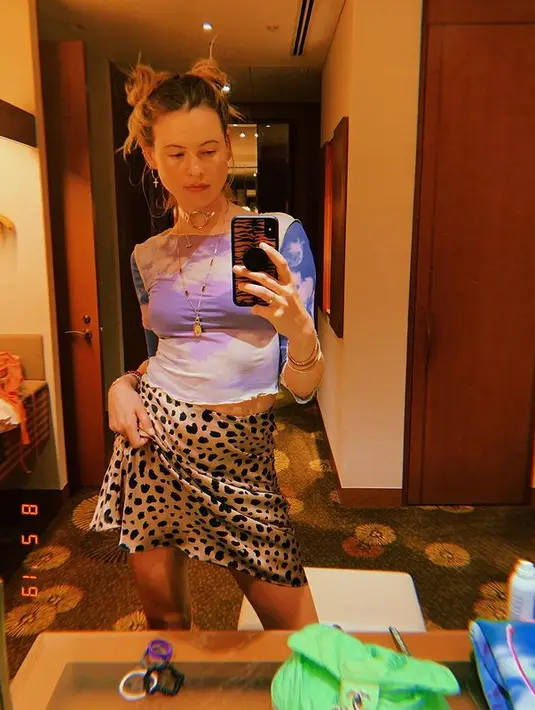 Tabrak motif dan warna, Behati memadukan crewneck dengan animal print skirt