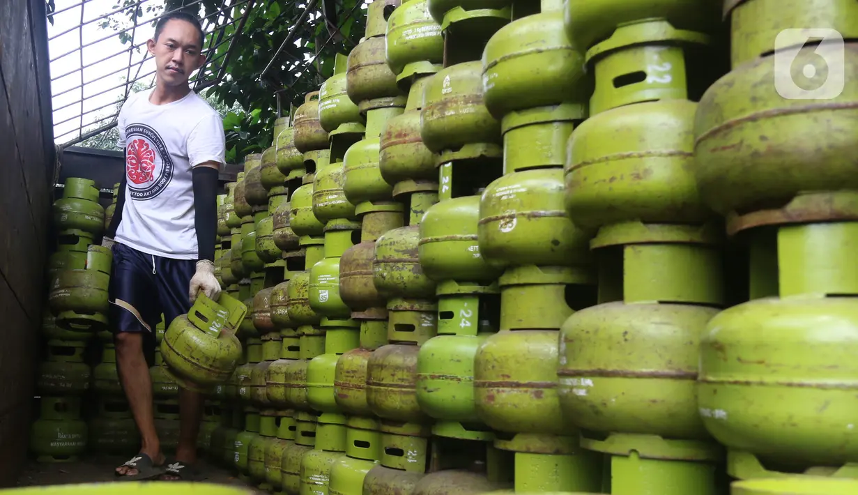 Pekerja menurunkan tabung gas LPG 3 kilogram (kg) dari truk di Jakarta, Rabu (16/12/2020). PT Pertamina (Persero) memperkirakan kebutuhan gas elpiji 3 kg naik menjadi 7,50 juta metrik ton pada 2021. (Liputan6.com/Angga Yuniar)