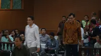 Terdakwa Billy Sindoro tampak mengenakan baju batik saat memasuki persidangan di Pengadilan Tipikor Bandung. (Huyogo Simbolon)