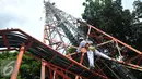 Teknisi melakukan perawatan rutin menara jaringan telekomunikasi milik PT Tower Bersama Infrastructure Tbk, Jakarta, Rabu (2/11). Indonesia menargetkan menjadi negara ekonomi digital terbesar di Asia tenggara tahun 2020. (Liputan6.com/Angga Yuniar)
