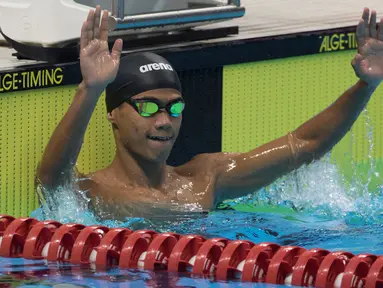 Perenang Indonesia, Jendi Pangabean melakukan selebrasi usai menjadi yang tercepat pada Asian Para Games cabang renang nomor 100 meter gaya punggung S9 di Stadion Aquatic, Jakarta, Kamis (11/10). (Bola.com/Vitalis Yogi Trisna)