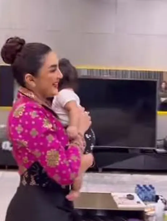 Ashanty momong Baby Ameena (Instagram/ashanty_ash)