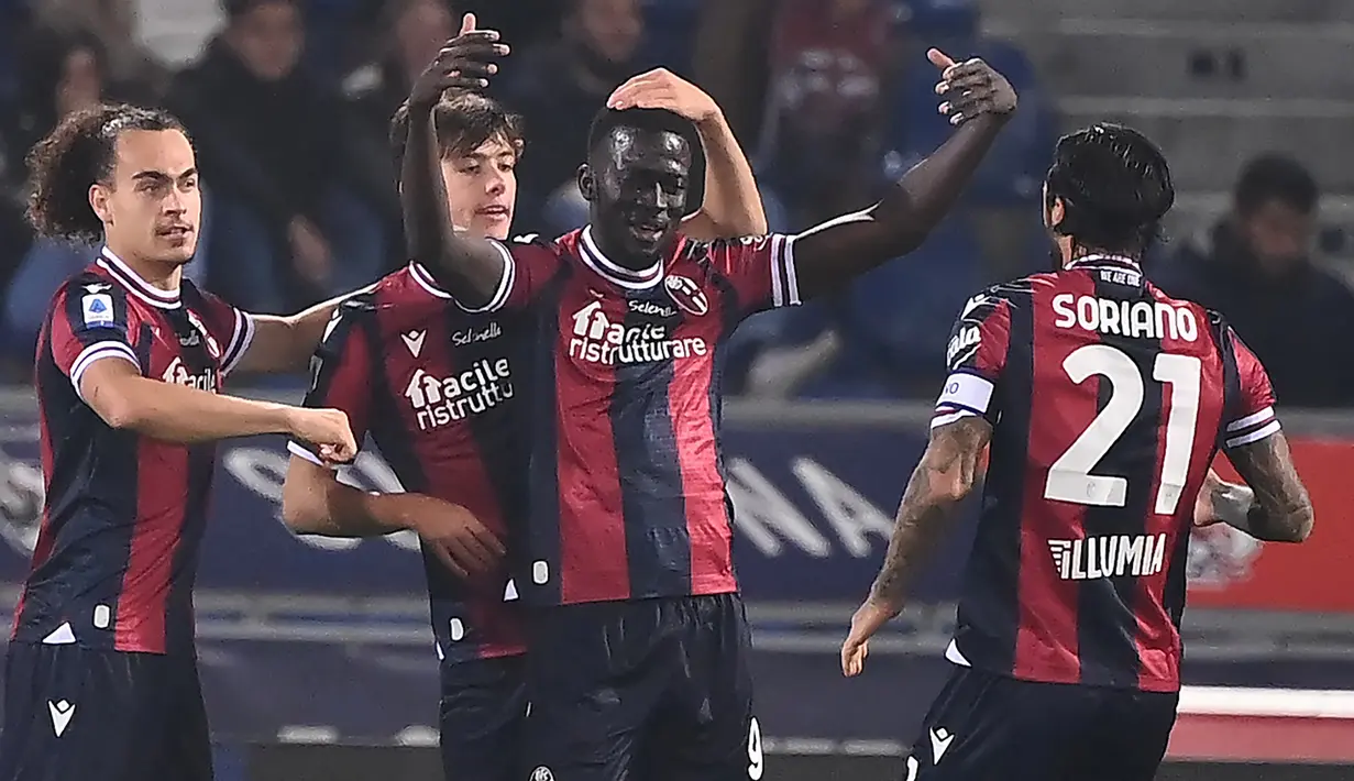 Tiga menit kemudian Bologna menyamakan skor 2-2. Musa Barrow yang lolos dari jebakan offside berhasil menuntaskan umpan sodoran dari Roberto Soriano. (AFP/Marco Bertorello)