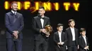 Pemain Inter Miami, Lionel Messi, bersama anak-anaknya dan David Beckham saat menerima penghargaan Ballon d'Or di Theatre du Chatelet, Paris, Selasa (31/10/2023). (AP Photo/Michel Euler)