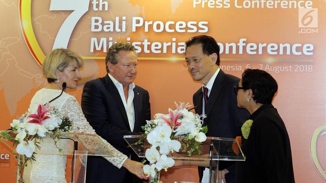 Menlu RI Retno Marsudi, Menlu Australia Julie Bishop, President Commissioner Emtek Eddy Kusnadi Sariaatmadja, dan Chairman Fortescue Metals Group Andrew Forrest seusai penutupan Bali Process 2018 di Nusa Dua Bali, Selasa (7/8). (Liputan6.com/Johan Tallo)