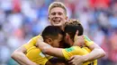 Gelandang Belgia, Kevin De Bruyne (tengah) berpelukan dengan Eden Hazard (kiri) dan Dries Mertens (kanan) di Stadion Saint Petersburg, Rusia, 14 Juli 2018. Kevin De Bruyne masuk dalam kandidat pemain terbaik FIFA 2018. (AFP PHOTO/Giuseppe CACACE)