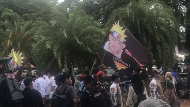 Massa pendukung bakal calon presiden (capres) dan bakal calon wakil presiden (cawapres) Prabowo Subianto-Gibran Rakabuming Raka memadati ruas jalan depan Komisi Pemilihan Umum (KPU) RI, Jakarta Pusat.