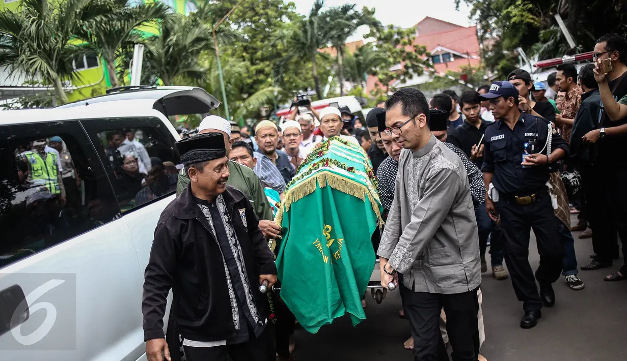 Warga dan kerabat menggotong keranda jenazah korban pembunuhan sadis Pulomas usai disalatkan di Masjid At Taubah, Pulomas, Kayuputih, Jakarta, Rabu (28/12). Tiga jenazah akan dibawa menuju TPU Tanah Kusir untuk dimakamkan. (Liputan6.com/Faizal Fanani)